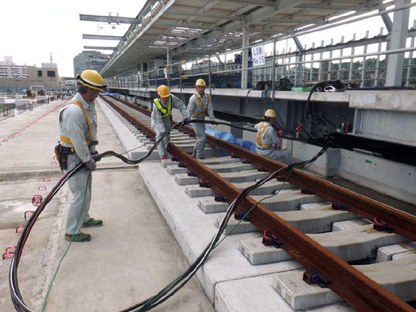 星川駅ホーム下でのケーブル敷設